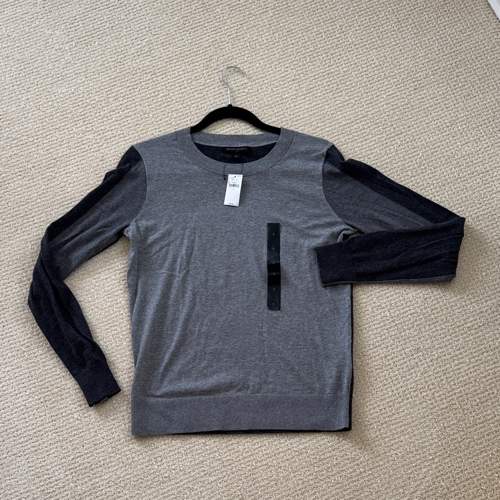 Women Gray and Black Crew Neck Shirt